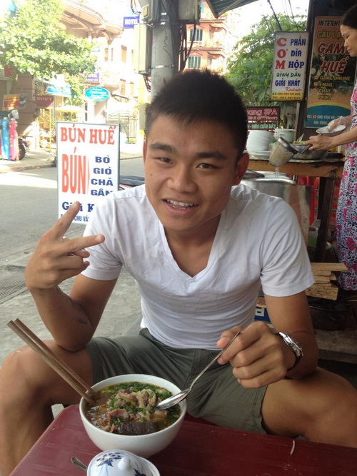 Nghỉ V-League, cầu thủ Việt gặt lúa, hái nấm