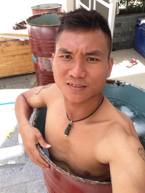 Nghỉ V-League, cầu thủ Việt gặt lúa, hái nấm