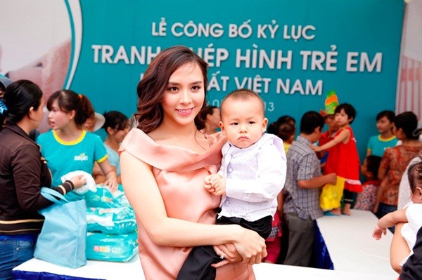 Thiên Lý lần đầu đưa con trai đi sự kiện 1