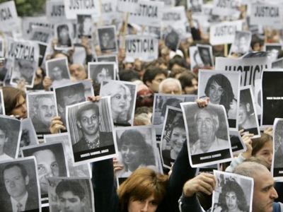 Gia đình các nạn nhân vụ đánh bom ở Argentina năm 1994 kỷ niệm vụ tấn công khiến
            85 người thiệt mạng. Ảnh: AP