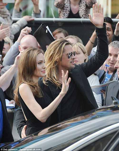Angelina Jolie rạng rỡ bên Brad Pitt trong buổi ra mắt phim