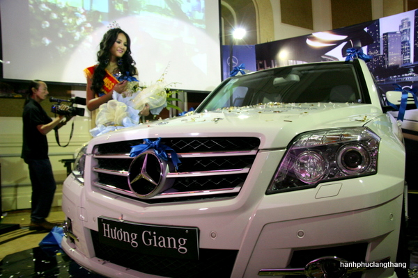 Người đẹp và siêu xe: Xe của sao Việt nào khủng nhất?