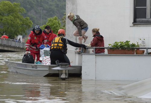 Giải cứu người bị lụt cô lập tại Passau
