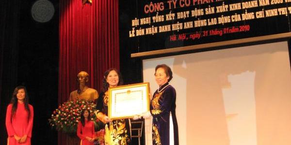 
	Bà Ninh Thị Ty nhận danh hiệu Anh Hùng Lao Động