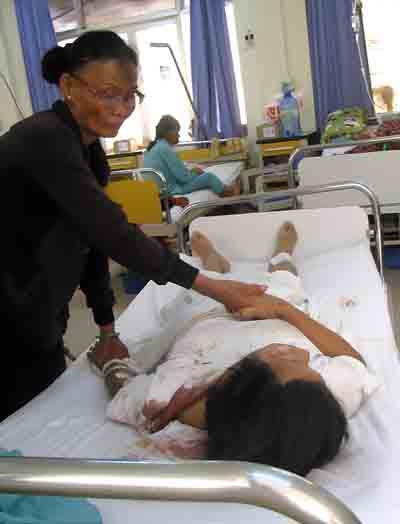 Anh Trịnh Bảy đang được chăm sóc tại Bệnh viện Khánh Hòa
