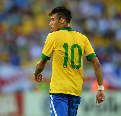 
	Neymar cần hạn chế những pha biểu diễn cá nhân