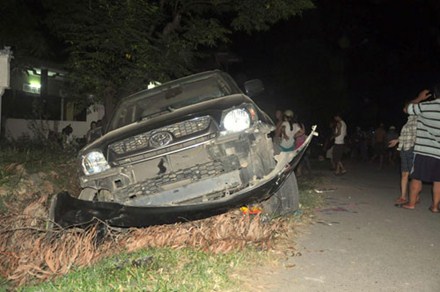 
	Chiếc xe ôtô bị hỏng nặng phần đầu sau khi gây tai nạn.