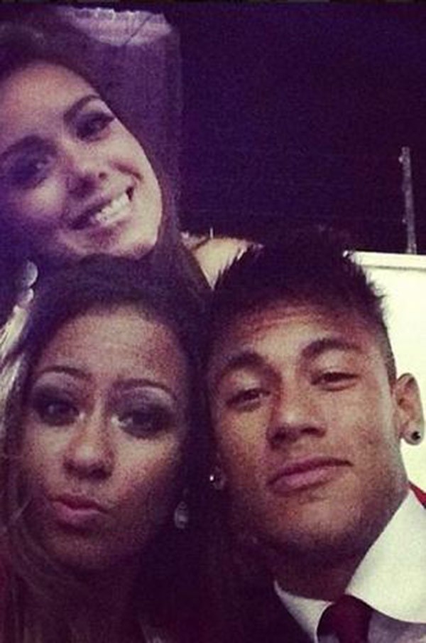 Em gái Neymar nổi như cồn nhờ anh trai 12