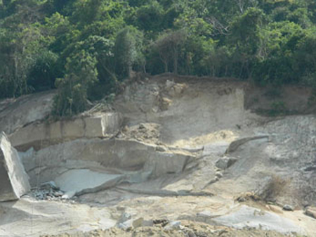 Bình Định: Công nhân khai thác đá rơi từ độ cao 20m tử vong