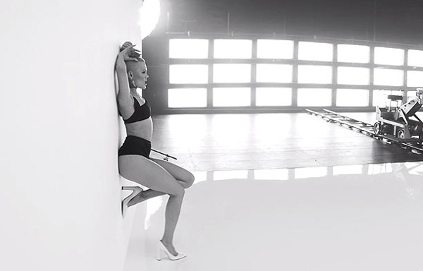 Jessie J lột áo táo bạo trong video âm nhạc mới