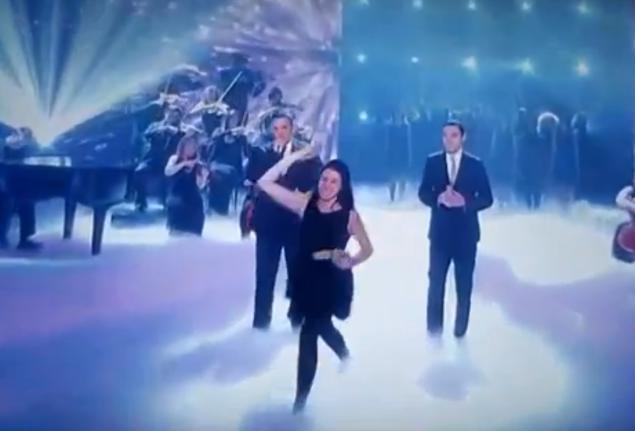 The Britain’s Got Talent live finale was interrupted by a mysterious egg thrower. The lady boldly walked on stage with a carton of eggs, then started chucking them at Simon Cowell.