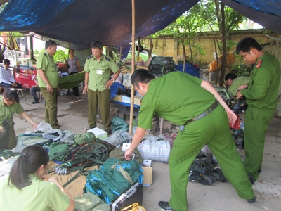 Cảnh sát kiểm tra sạp buôn bán quân trang tại vỉa hè khu vực BV 105