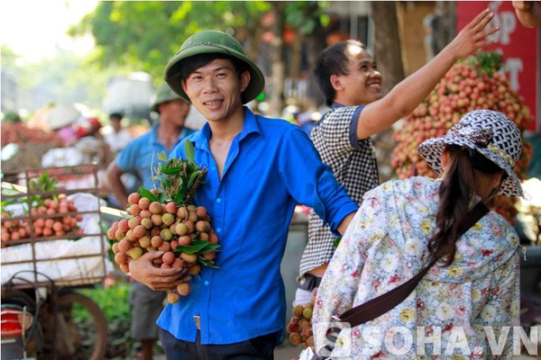 Chùm ảnh: Vải thiều xuống phố, nhộn nhịp kẻ bán người mua