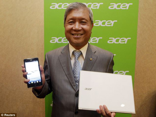 
	Chủ tịch James Wang của hãng Acer cầm trên tay điện thoại thông minh Liquid S1 và mẫu nâng cấp ultrabook Aspire S7.