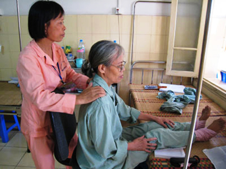 
	Chị Nguyễn Thị Hường đang chăm sóc cho một bệnh nhân mắc bệnh hiểm nghèo ở bệnh viện Bạch Mai.
