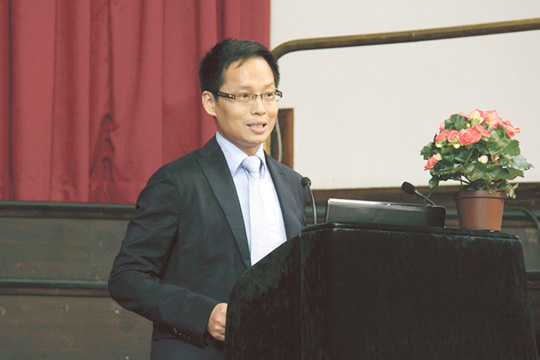 Hà Nho Long, Tham tán kiêm người phát ngôn đại sứ quán Trung Quốc tại London, Anh là tác giả bài viết hết sức phi lý và nực cười trên tờ Financial Times