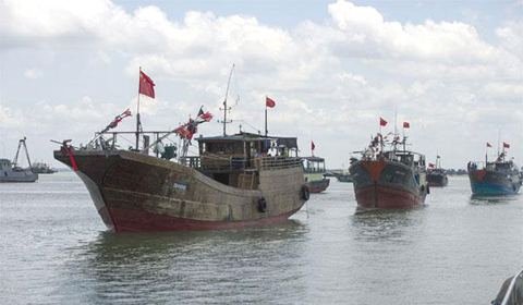 Tàu cá Trung Quốc kéo ra biển Đông