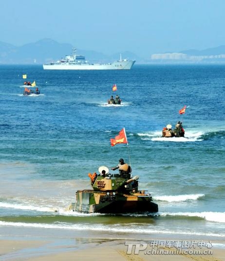 Xe thiết giáp lội nước của PLA tập trận đổ bộ chiếm đảo