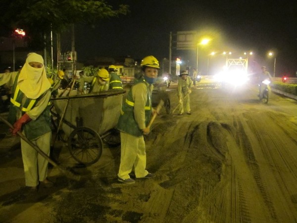công nhân môi trường phải mặc áo phản quang để dọn dẹp ngay trong đêm