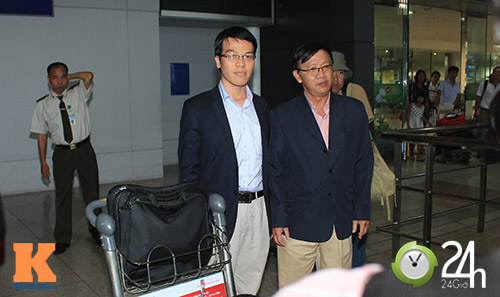 
	18h, Lê Quang Liêm cùng huấn luyện viên cờ vua Lâm Minh Châu đã có mặt tại sân bay Tân Sơn Nhất