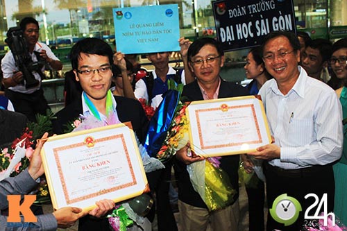 
	Đại diện Ủy Ban Nhân Dân Tp.HCM đã trao tặng bằng khen cho hai thầy trò đã đạt thành tích cao tại giải thế giới