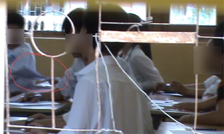 Hình ảnh của clip tiêu cực tại phòng thi tốt nghiệp 2013