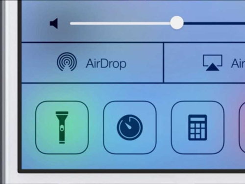 
	Trung tâm điều khiển (Control Center) mới của Apple có thêm đường dẫn (shortcut) tới đèn pin. Nhờ đó, bạn không cần phải tải về ứng dụng đèn pin nào cả.
