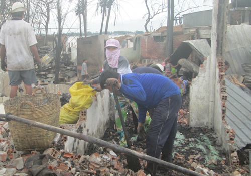 Cảnh màn trời chiếu đất của 90 hộ dân bị cháy nhà