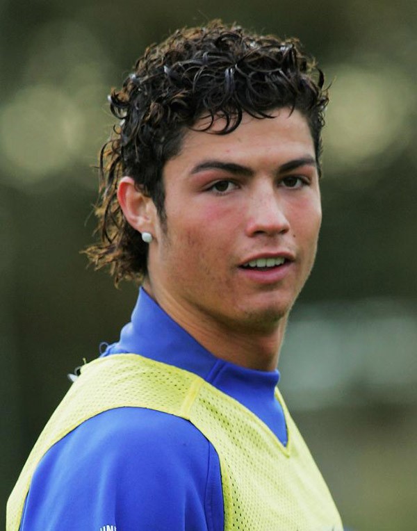 
	Chán cắt ngắn, Ronaldo quyết định để gáy dài. Mái tóc này khiến Ronaldo trông có vẻ béo hơn rất nhiều