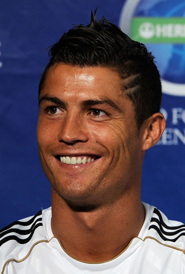 
	... trước khi Ronaldo bắt đầu phá cách với những "họa tiết" trên tóc