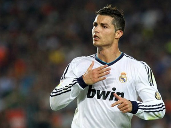 
	Biểu tượng chiến thắng được Ronaldo "khắc" trên mái tóc của mình