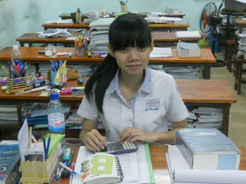 Cô gái nhỏ nhắn dễ thương Nguyễn Thu Hà xuất sắc đạt danh hiệu thủ khoa kỳ thi tốt nghiệp THPT 2013 tại TP.HCM - Ảnh: Tiến Ngọc 
