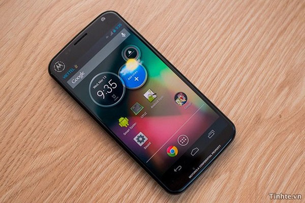 
	Hình ảnh toàn cảnh chiếc smartphone này nhanh chóng xuất hiện tại Việt
	Nam cho thấy thiết kế tương đồng với dòng smartphone Nexus.