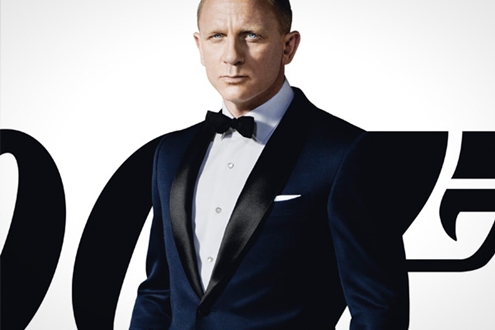 	Bond luôn mở đầu phim bằng một bộ tuxedo rất sang trọng.