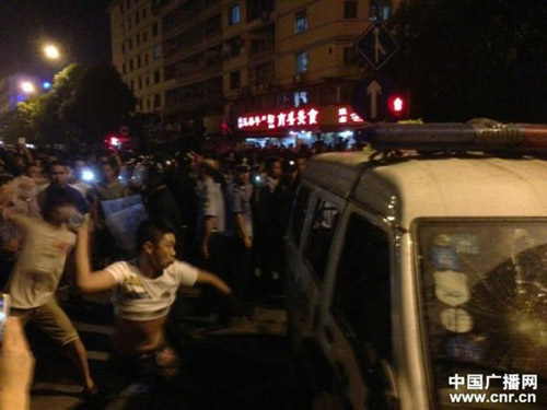 Người dân lao vào đập phá xe của cảnh sát.