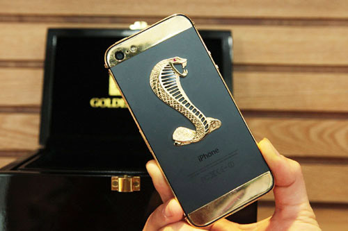 
	iPhone 5 khảm hình rắn hổ mang chúa từ vàng nguyên khối có giá tới 290 triệu đồng tại DVS Digital.