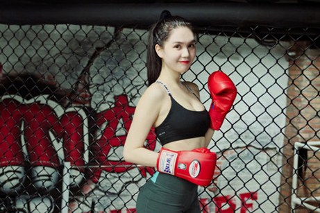 Ngọc Trinh khoe da trắng bóc tập boxing