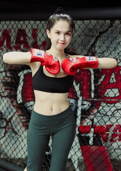 Ngọc Trinh khoe da trắng bóc tập boxing