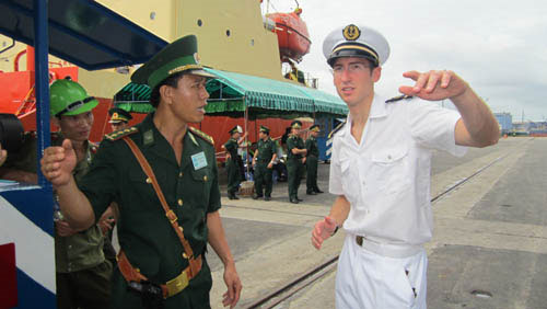 Chiến hạm 'khủng' của Pháp cập cảng Sài Gòn
