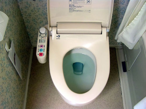 
	Hình ảnh chiếc toilet tự động của Nhật Bản.