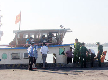 Thi thể của ba thợ lặn xấu số được chở vào cảng Thuận An để khám nghiệm - Ảnh: TTO