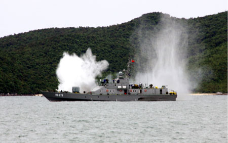 Một trong 2 chiếc tàu pháo TT400 do Nhà máy đóng tàu Hồng Hà sản xuất, thực hành bắn kiểm tra. Ảnh: Văn Hưng
