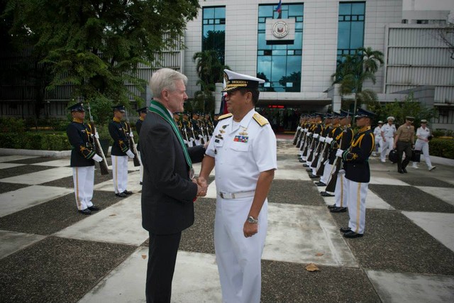 	Bộ trưởng Hải quân Mỹ Ray Mabus thăm Philippines.