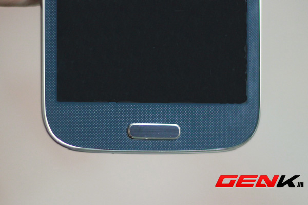 
	Phần caro xung quanh màn hình được làm rất giống với bản Galaxy S4 của Samsung nhưng có vẻ thô hơn.