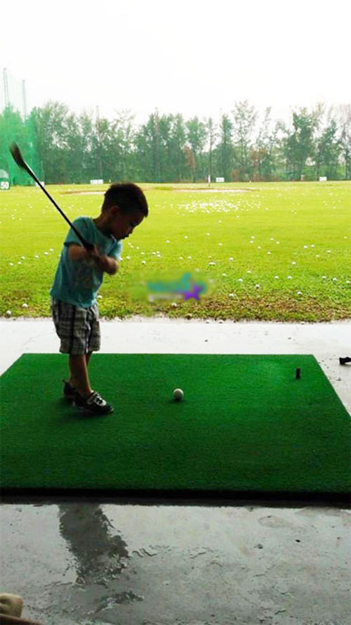 	Bé Subeo tại sân golf