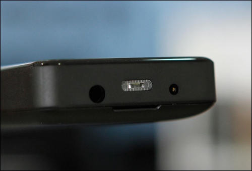 
	Nokia 105 tích hợp đèn pin như các dòng điện thoại phổ thông trước đó của hãng.