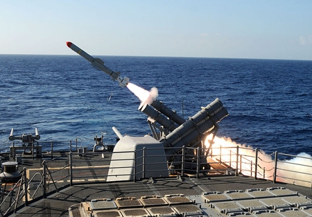 Chiến hạm tuần dương tên lửa USS Gettysburg (CG 64) bắn tên lửa chống hạm Harpoon, phía trước là các hầm phóng tên lửa Tomahawk