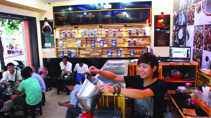 
	Ngày càng xuất hiện nhiều quán cà phê xay tại chỗ. Trong ảnh: tại một quán cà phê loại hình này ở Q.Gò Vấp, TP.HCM - Ảnh: H.T.V.