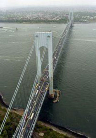 Cầu treo Verrazano-Narrows bắc qua vịnh New York là niềm tự hào của các kỹ sư Mỹ khi được hoàn thành vào thập niên 60. Giờ đây, cầu treo dài nhất nước Mỹ đang được tu sửa, nhưng lại bằng thép Trung Quốc.