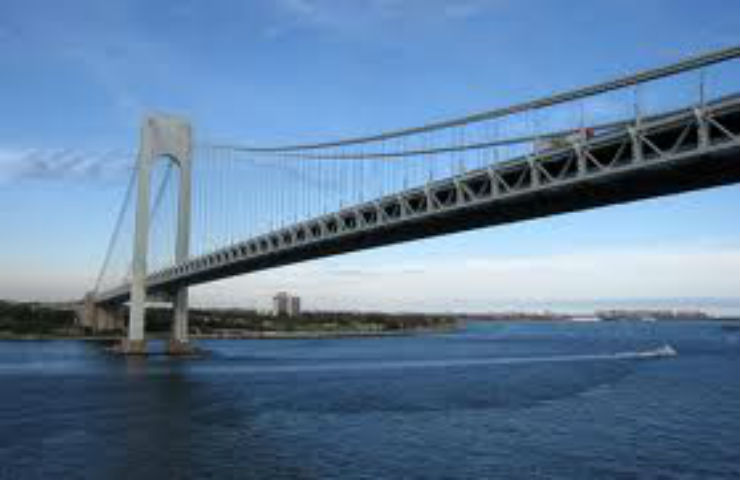 Năm ngoái, Sở giao thông New York (MTA) đã giao hợp đồng sửa chữa cầu Verrazano-Narrows trị giá 235,7 triệu USD cho công ty Tutor Perini. Công ty này sau đó lại thuê Tập đoàn cầu - đường sắt Sơn Hải quan Trung Quốc làm phần sàn cầu bằng thép